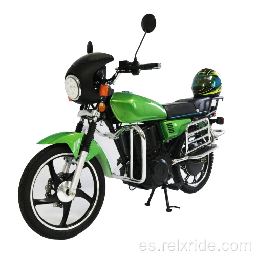 buena apariencia montando casco protección motocicleta eléctrica